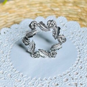 Vintage Signed Sarah Coventry “Antique Rose” Wreath Silver Tone Floral Pin